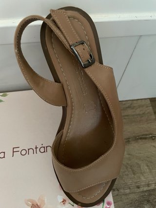 Sandalia de piel color beige. T.36