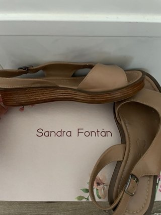 Sandalia de piel color beige. T.36