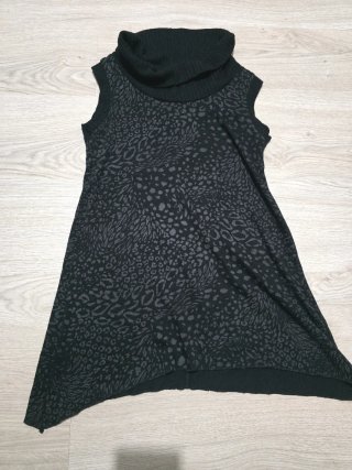 Vestido negro con estampado animal