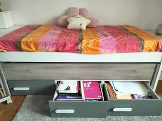 Cama nido juvenil con cajones y mesa de estudio.
