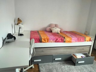 Cama nido juvenil con cajones y mesa de estudio.