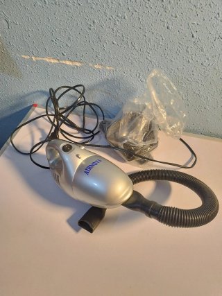 Aspiradora de mano AIRNOVA plateada