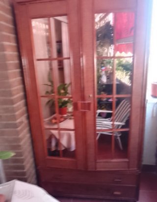 Armario de mimbre y madera