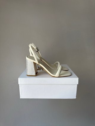 Sandalias con tacón Guess Gelectra ‘Ivory’