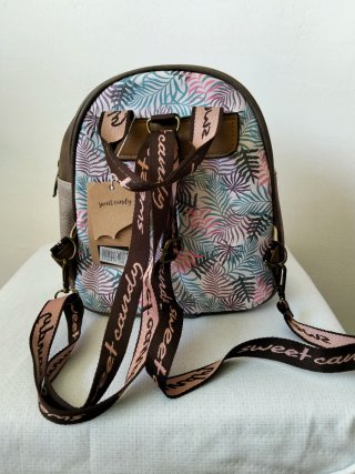 Mochila pequeña beige y rosa con estampado