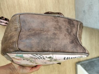 Mochila pequeña beige y rosa con estampado