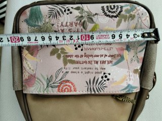 Mochila pequeña beige y rosa con estampado