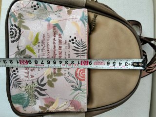Mochila pequeña beige y rosa con estampado