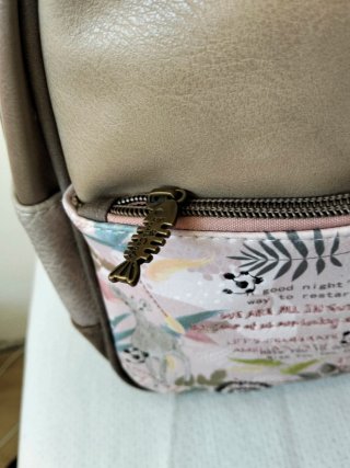 Mochila pequeña beige y rosa con estampado