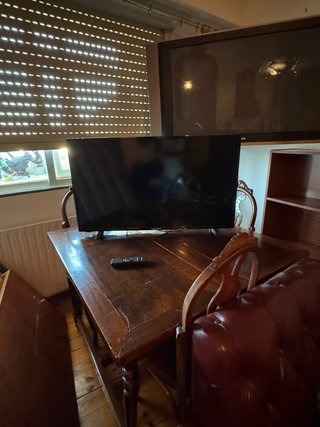 Mesa de comedor de madera rústica y sillas