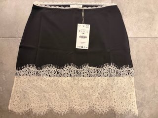 Falda negra con encaje blanco