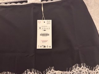 Falda negra con encaje blanco