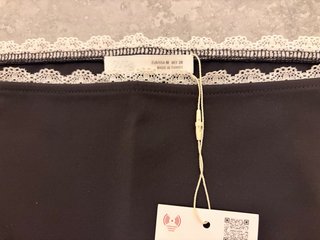 Falda negra con encaje blanco