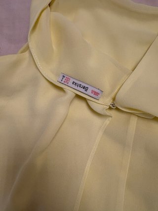 Camiseta amarilla sin mangas