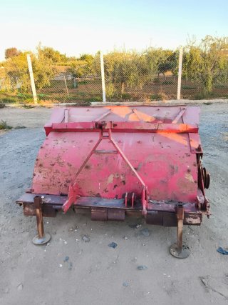 Picadora agrícola averiada