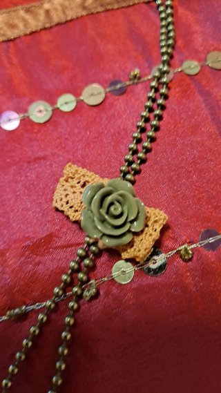 Collar con colgante de reloj y flor
