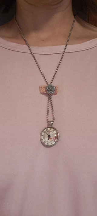 Collar con colgante de reloj y flor
