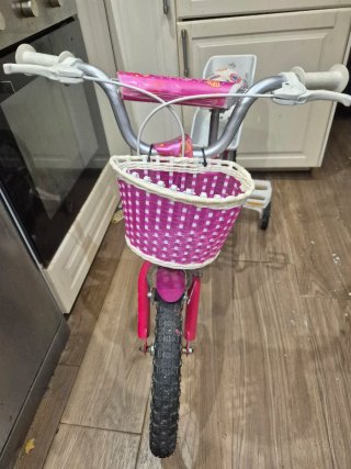Bicicleta infantil rosa con ruedines