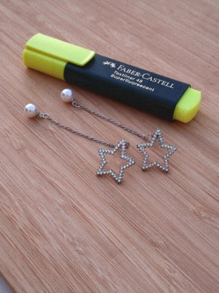 Pendientes largos con estrellas plateadas