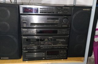 Equipo de música Pioneer, potentes altavoces.