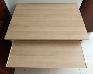 Mesa de escritorio/ordenador de madera.