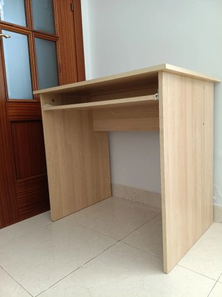 Mesa de escritorio/ordenador de madera.