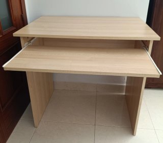 Mesa de escritorio/ordenador de madera.