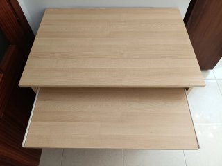 Mesa de escritorio/ordenador de madera.