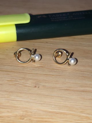 Pendientes dorados con perla
