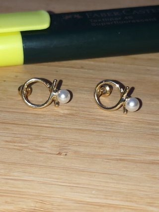 Pendientes dorados con perla
