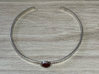 Pulsera esclava plata con piedra roja