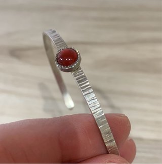 Pulsera esclava plata con piedra roja