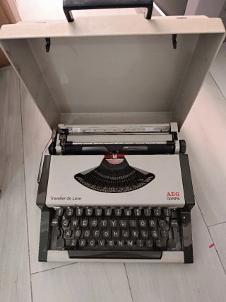 Máquina de escribir AEG Olympia Traveller