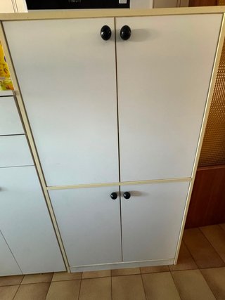 Muebles de cocina blancos y negros