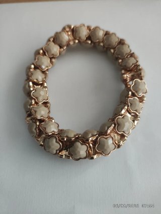 Pulsera elástica dorada con flores crema
