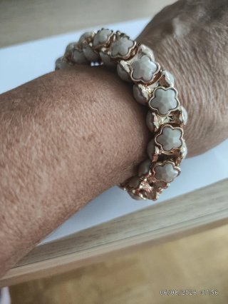 Pulsera elástica dorada con flores crema