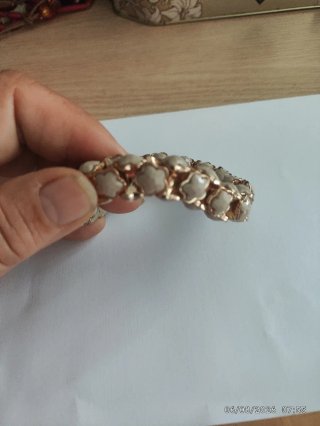 Pulsera elástica dorada con flores crema