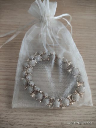 Pulsera elástica dorada con flores crema