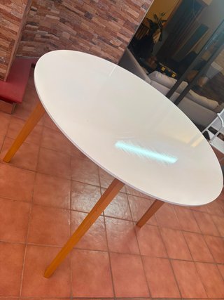 Mesa redonda blanca de comedor