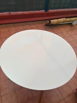 Mesa redonda blanca de comedor