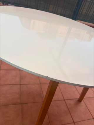 Mesa redonda blanca de comedor