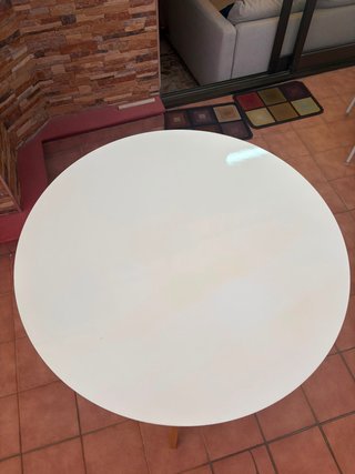 Mesa redonda blanca de comedor