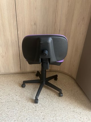 Silla de escritorio morada y negra