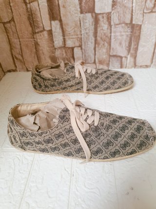 Preciosas Zapatillas Guess Talla 45