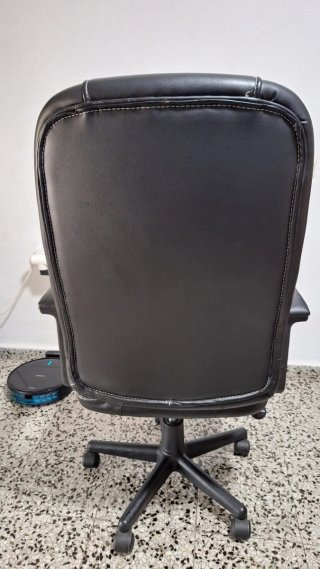 Silla de oficina negra en buen estado