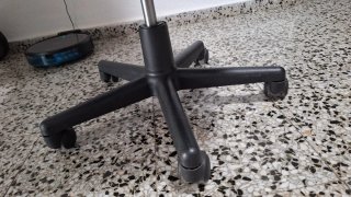 Silla de oficina negra en buen estado