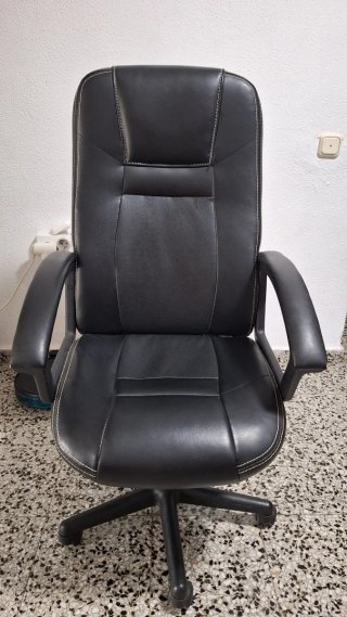 Silla de oficina negra en buen estado