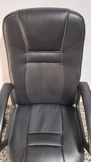 Silla de oficina negra en buen estado
