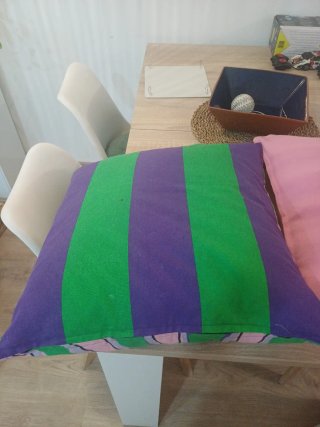 Cojines decorativos morado y rosa