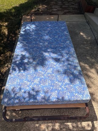 Cama plegable 90cm. Estructura metálica con ruedas